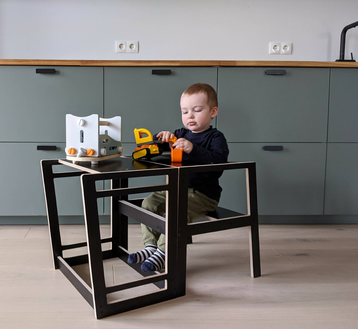 LEARNING TOWER – TABLE AND CHAIR