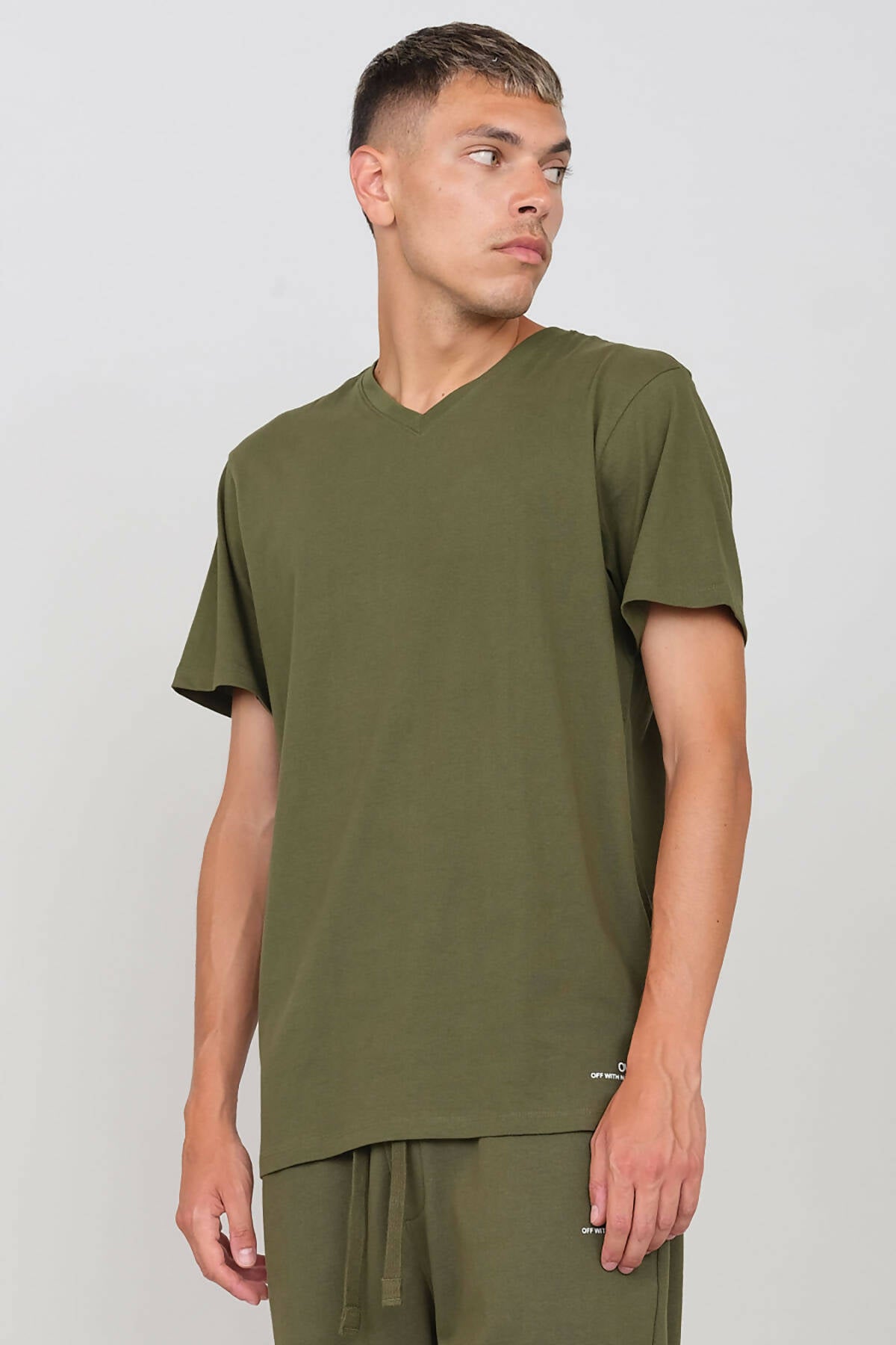 Camiseta Cuello en V Verde Militar