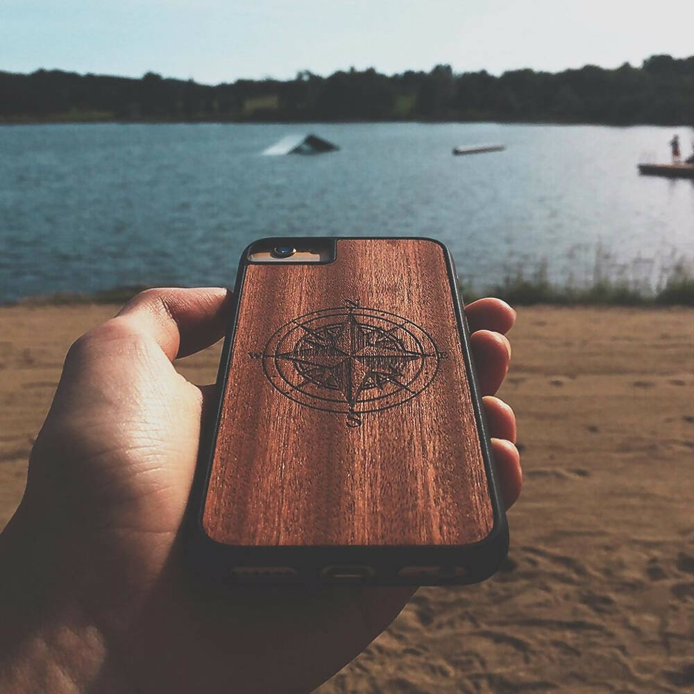 Handyhülle aus Holz – Kompass