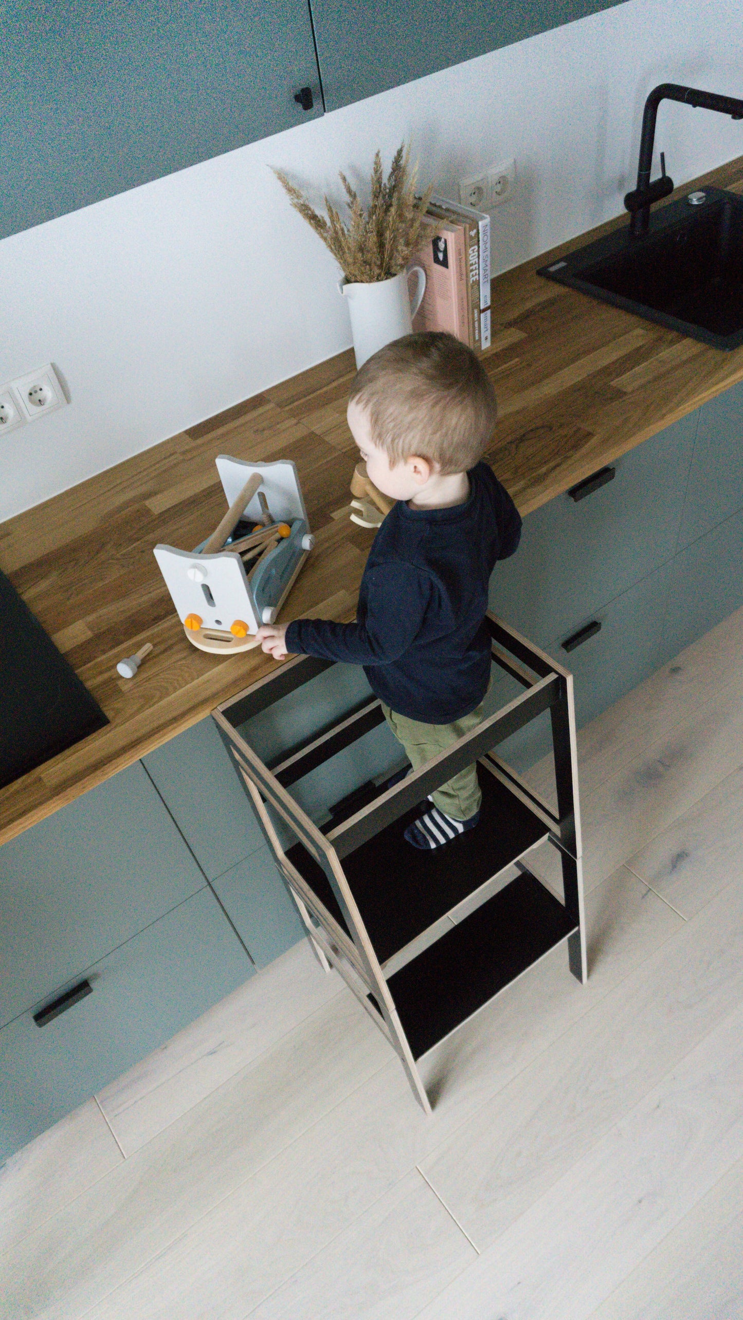 LEARNING TOWER – TABLE AND CHAIR