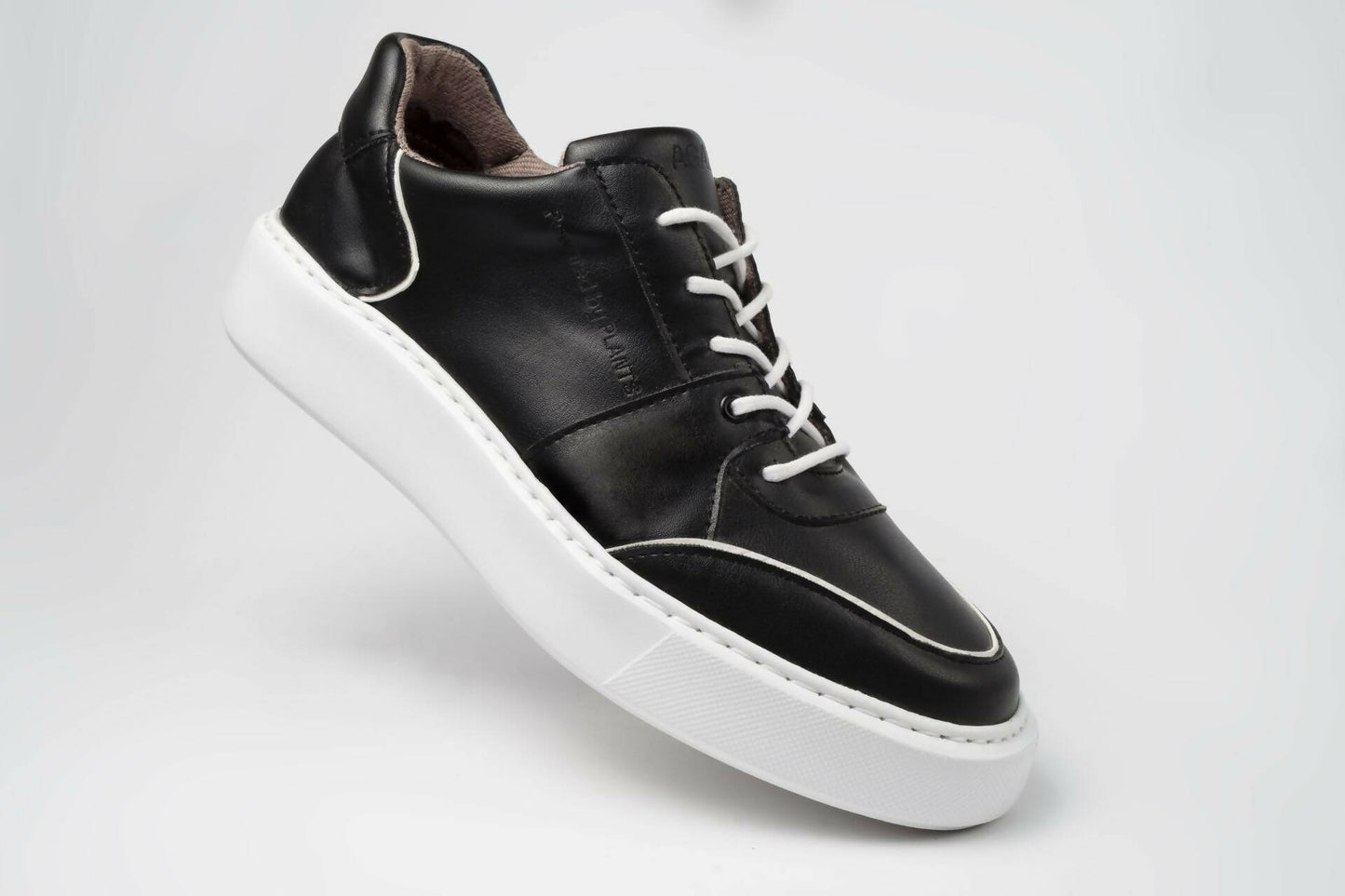 Niedrige EMI-Sneaker in Schwarz und Weiß